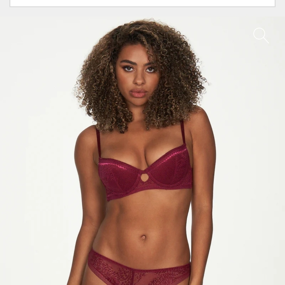 Fredrick's of Hollywood contour bra size 36B, nwt.